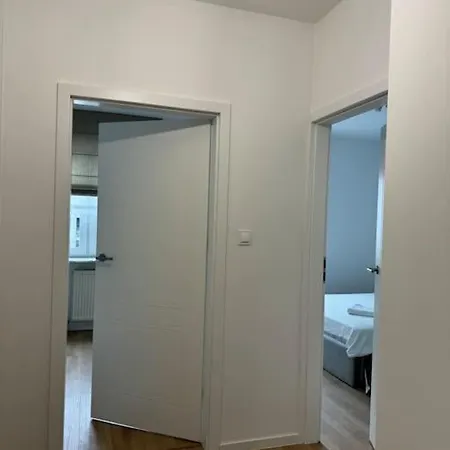 Glamour In Ochota Daire Varşova