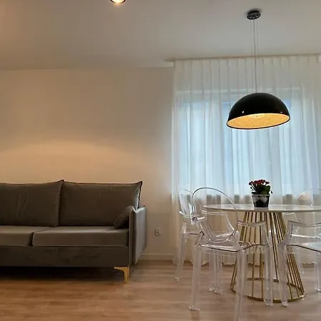Glamour In Ochota Apartment